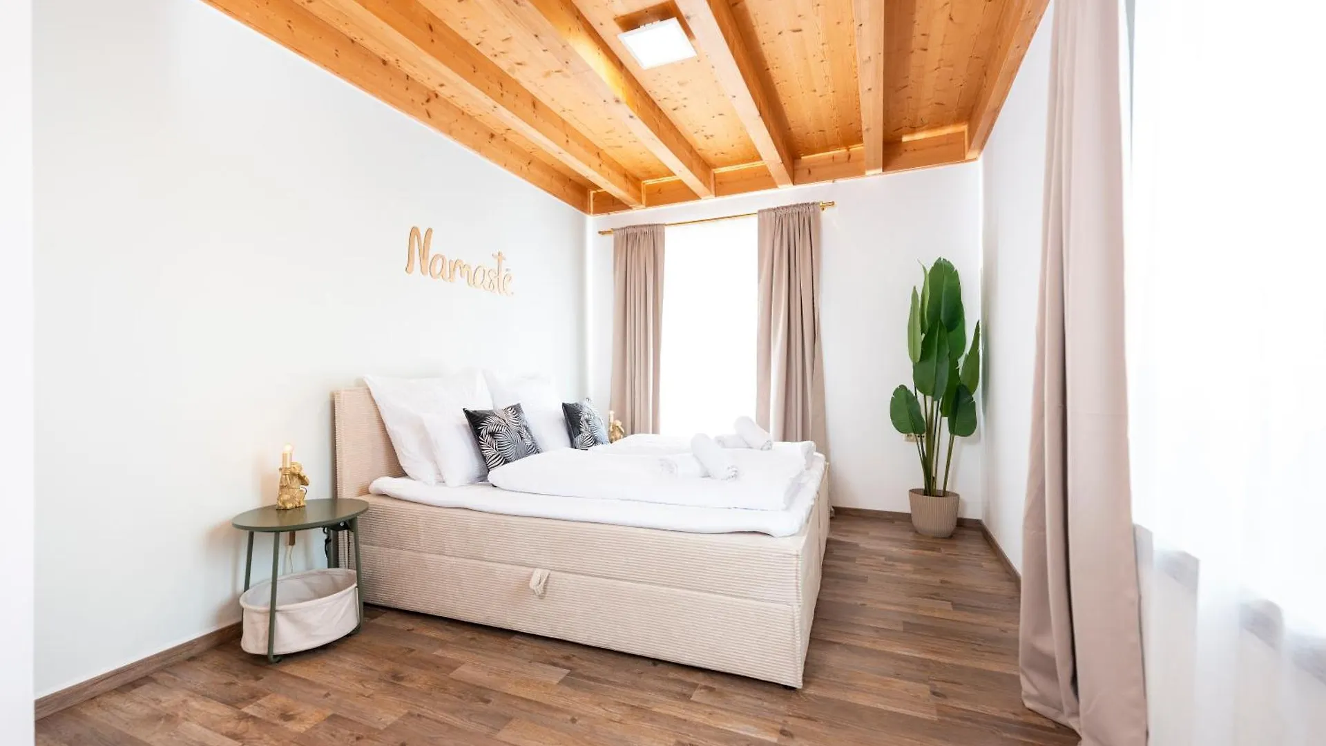 Namaste Homes - Ferienwohnung Mit Balkon & Carport Bad Windsheim Apartman
