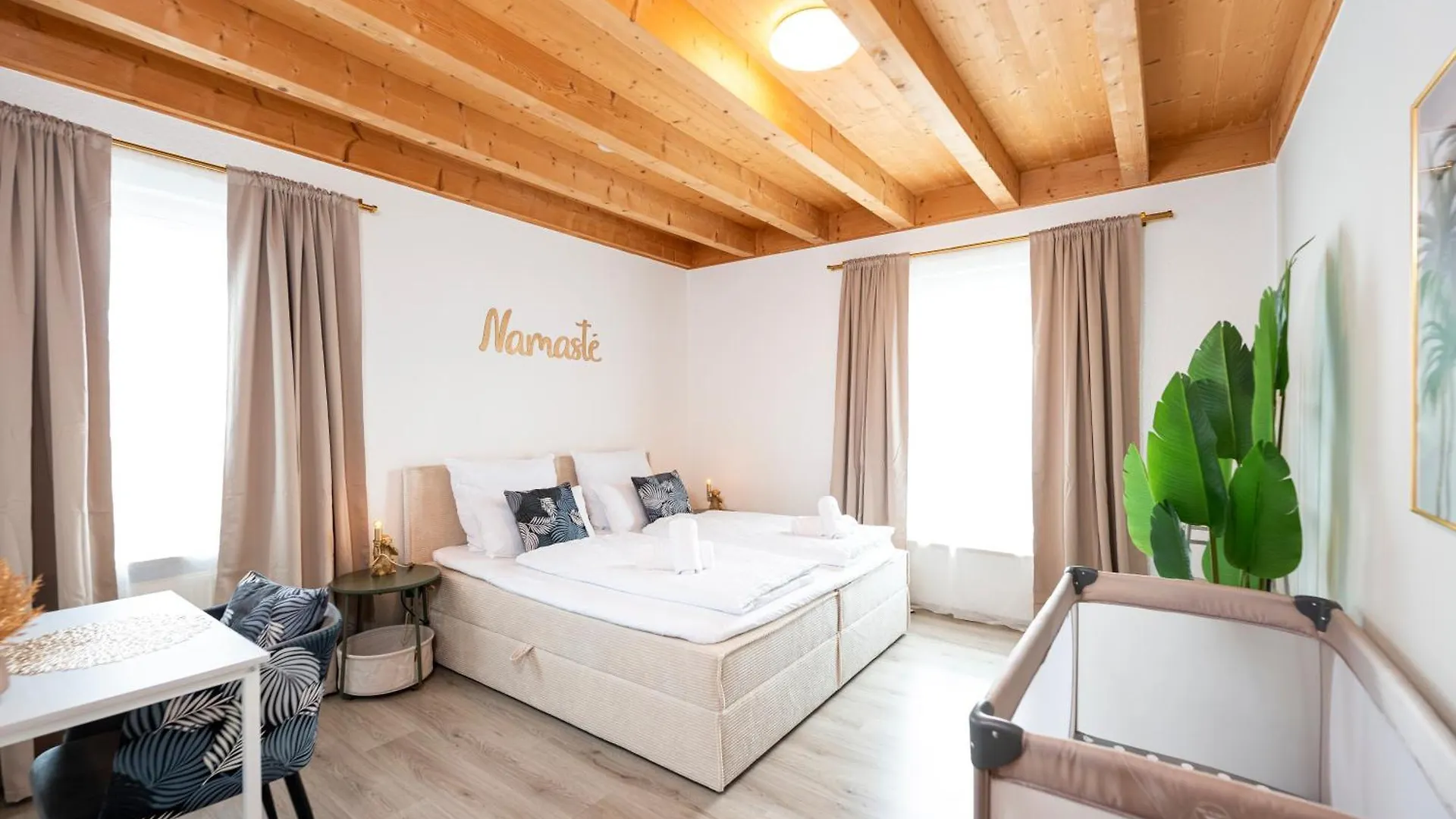 Namaste Homes - Ferienwohnung Mit Balkon & Carport Bad Windsheim 0*,  Németország