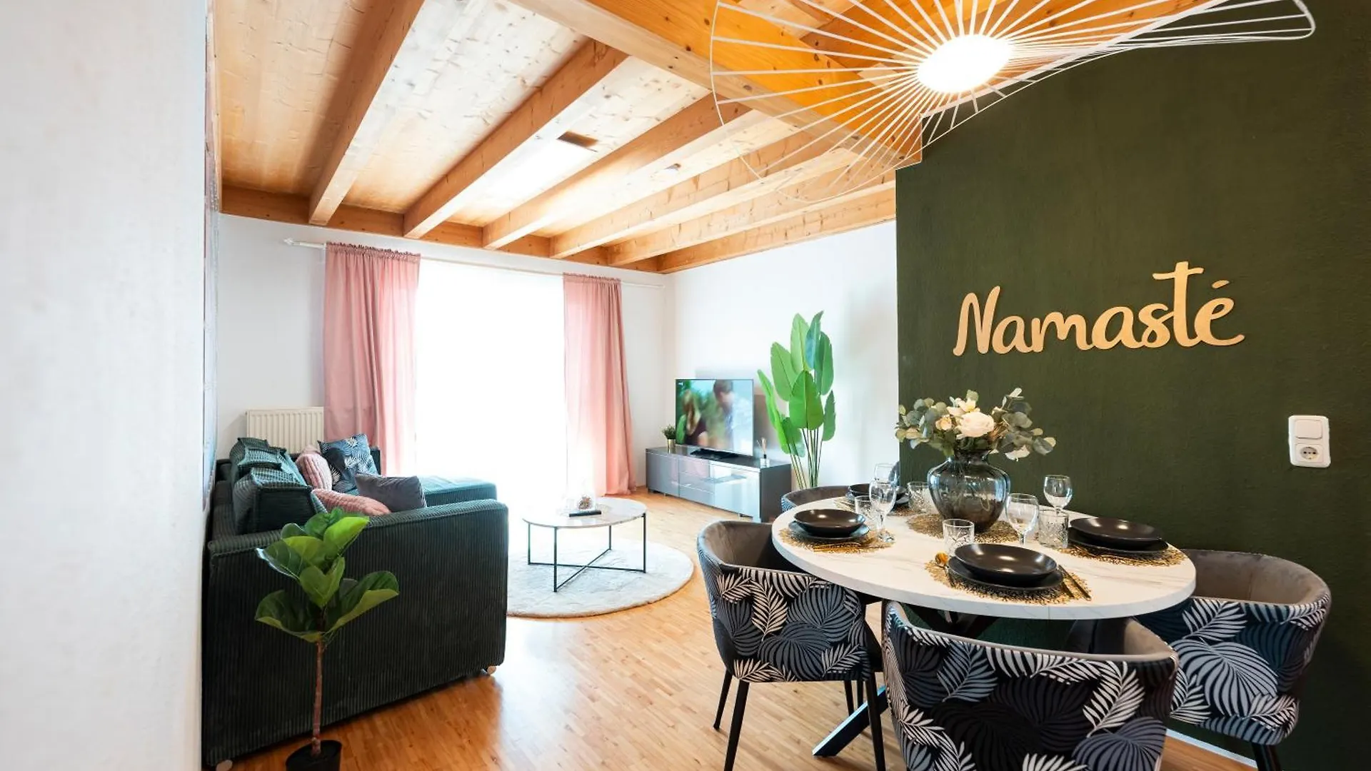 Apartman Namaste Homes - Ferienwohnung Mit Balkon & Carport Bad Windsheim